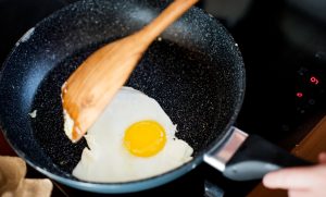 memasak telur