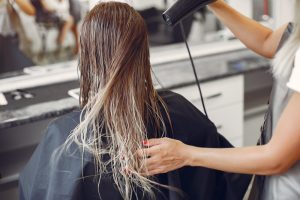 mengeringkan rambut dengan hairdryer