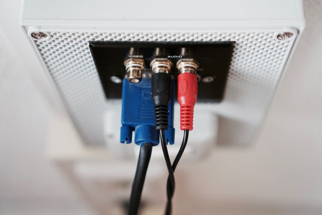 menata kabel di rumah
