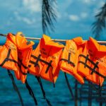 Tips Memakai Jaket Pelampung dengan Benar agar Aktivitas di Air Lebih Aman